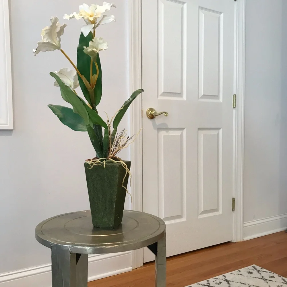West Elm round table 20” tall